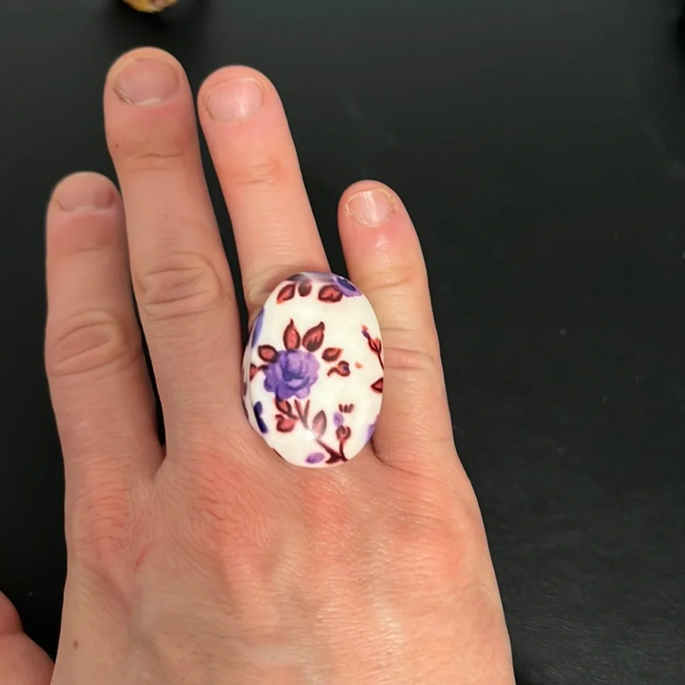 Vintage Plastic Lucite Ring, Floral, White, Purple, Boho, Retro, Size 7.75 - Picture 1 of 7